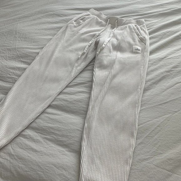 ALO Yoga Pants - ALO MUSE SWEATPANT in Ivory